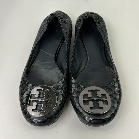 Tory Burch Reva Snake Print Gray Leather Ballet Flat - Picture 2 of 10